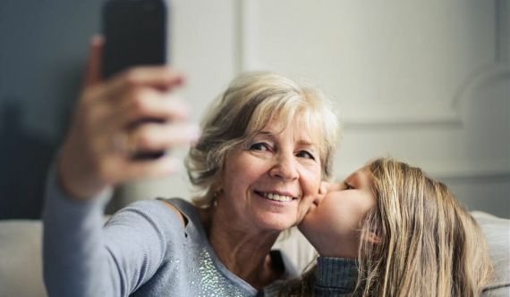 Бабушка в сети: МТС бесплатно научит пожилых людей пользоваться интернетом и смартфоном