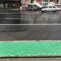 Зачем тротуары покрасили в зеленый цвет? 