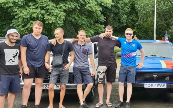 Футбольные болельщики из Исландии приехали на «Ниве» в Ростов-на-Дону